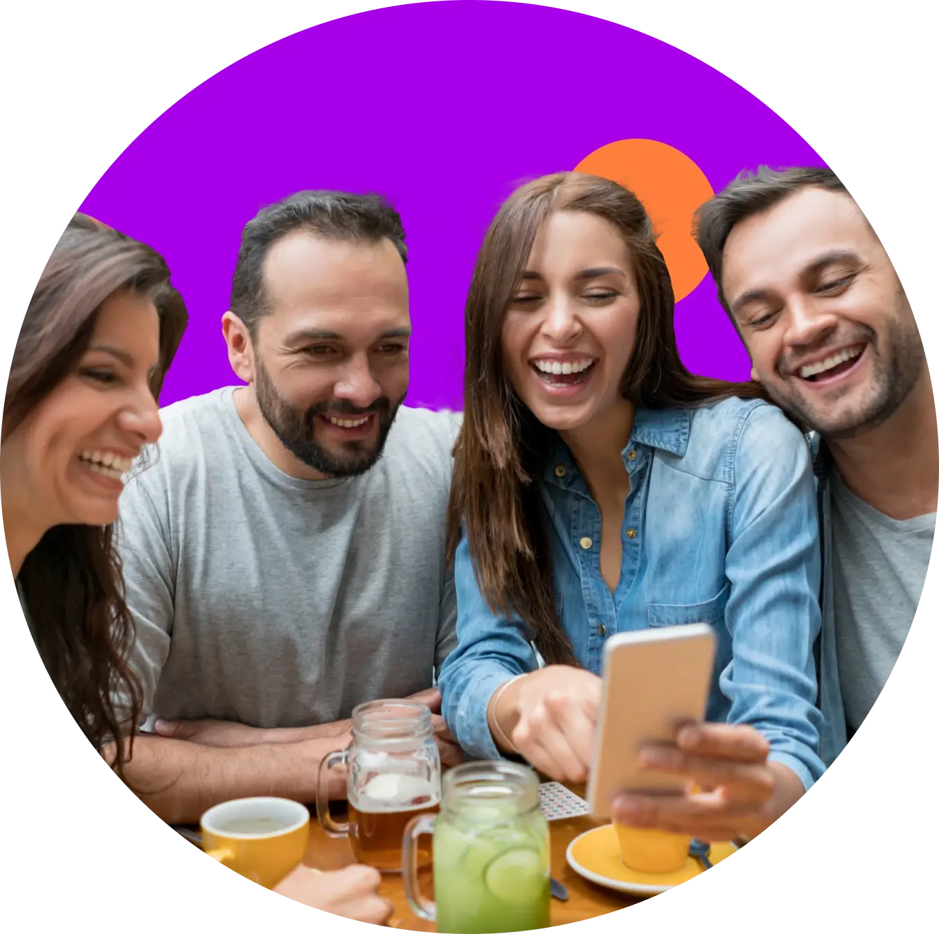 Grupo de amigos disfrutando de un almuerzo gracias a los programas de lealtad de Spoonity